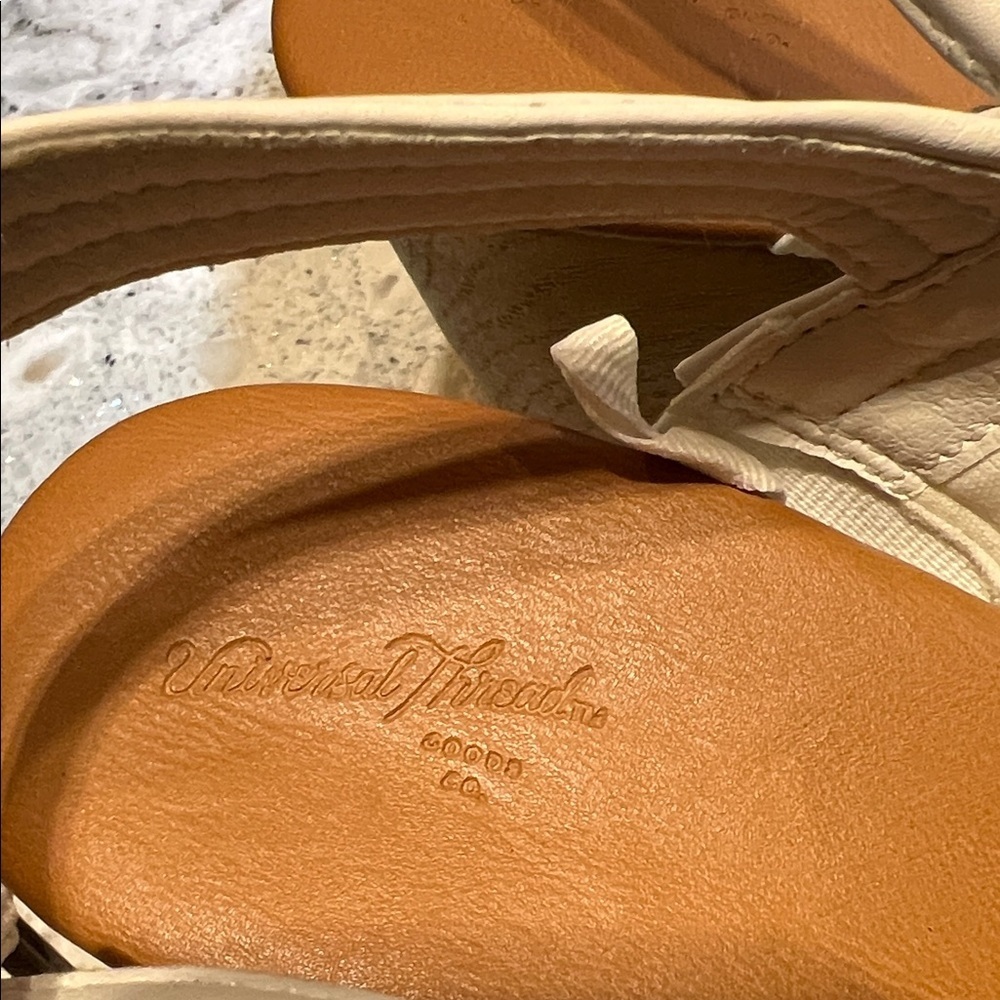 Universal Thread White Mules with Tan Wooden Heel Size 8 - Picture 2 of 10